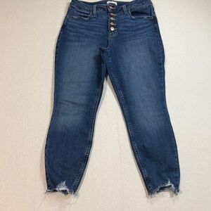 Classic Denim Ankle Jeans with Frayed Hem